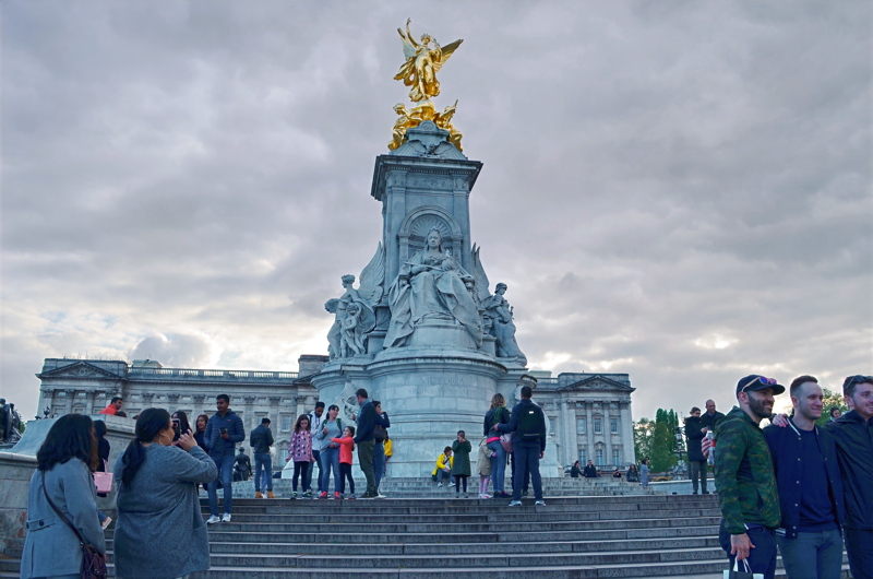 4 - The Queen Victoria Memorial, a large monumental sculpture located outside Buckingham Palace in London
